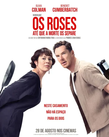 Pôster oficial em português do filme "Os Roses: Até Que a Morte os Separe". Os atores Olivia Colman e Benedict Cumberbatch aparecem de costas um para o outro em um fundo branco, segurando objetos domésticos de forma ameaçadora.