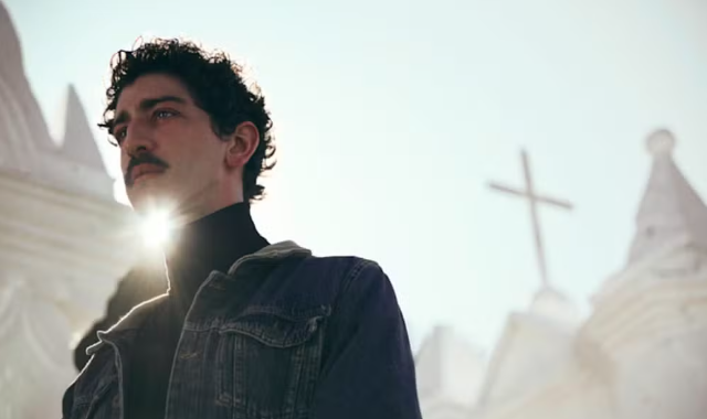 Johnny Massaro em cena do filme O Filho de Mil Homens