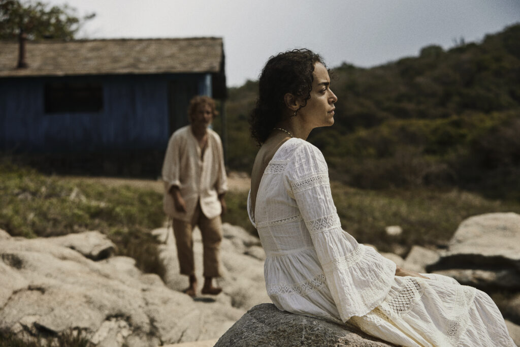 Rebeca Jamir e Rodrigo Santoro em cena do filme O Filho de Mil Homens