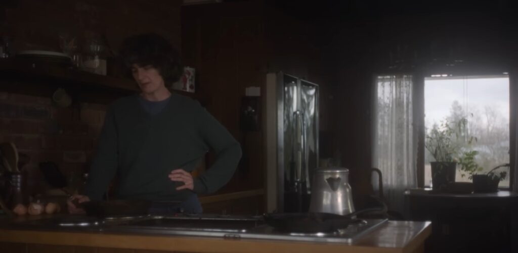 Gaby Hoffmann em The Mastermind (2025), representando o confronto emocional e moral que o protagonista evita enfrentar.