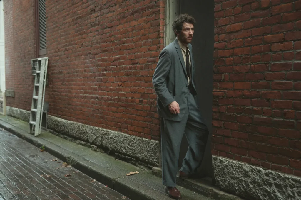 Personagem de Josh O’Connor planeja um assalto em The Mastermind, filme contemplativo de Kelly Reichardt sobre frustração, escolhas e consequências