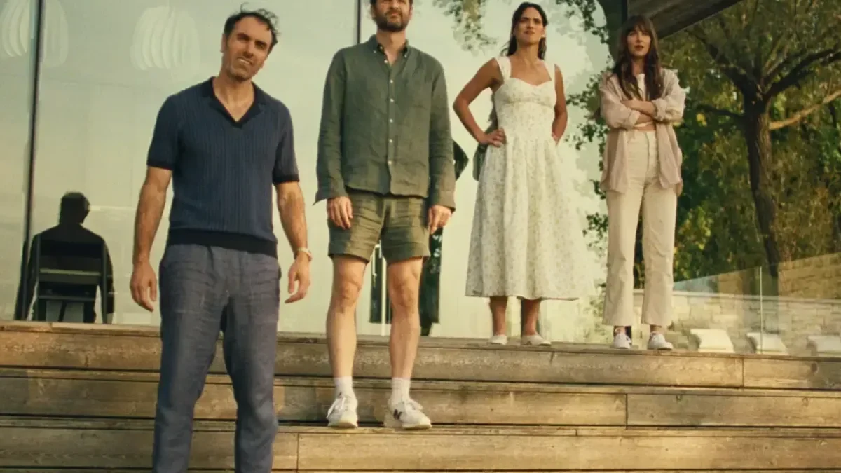 Crítica: Amores à Parte (2025): A comédia adulta que ri do ego e da vergonha masculina