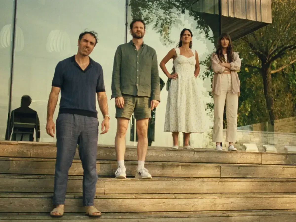 No momento, você está visualizando Crítica: Amores à Parte (2025): A comédia adulta que ri do ego e da vergonha masculina