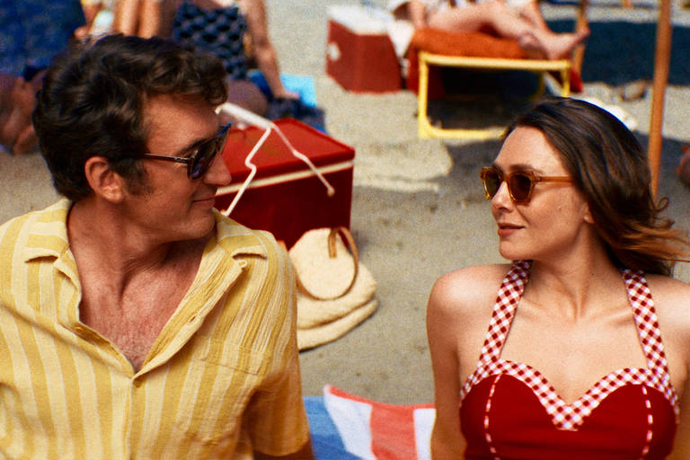 Crítica | Eternidade - Elizabeth Olsen e Miles Teller se olhando na praia