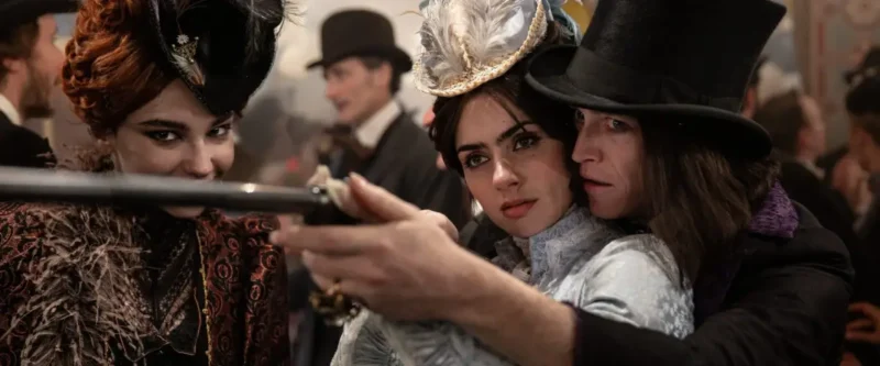 Personagens em trajes vitorianos no filme Drácula: Uma História de Amor Eterno no Telecine