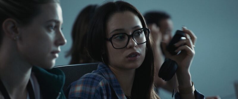 Daniela Melchior de óculos conversando com Lili Reinhart em cena do filme Rede Tóxica 2026 da HBO Max