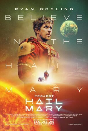 Pôster oficial do filme Devoradores de Estrelas (Project Hail Mary) com Ryan Gosling em um traje espacial laranja e o slogan "Believe in the Hail Mary