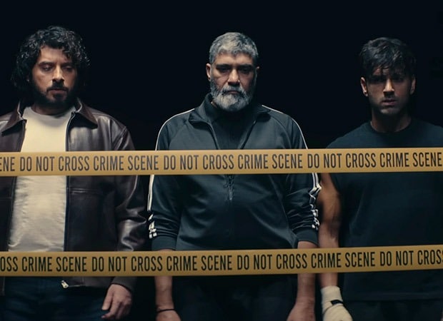 Três homens com expressões sombrias atrás de uma fita de isolamento de cena de crime na série Glory, uma das estreias da semana
