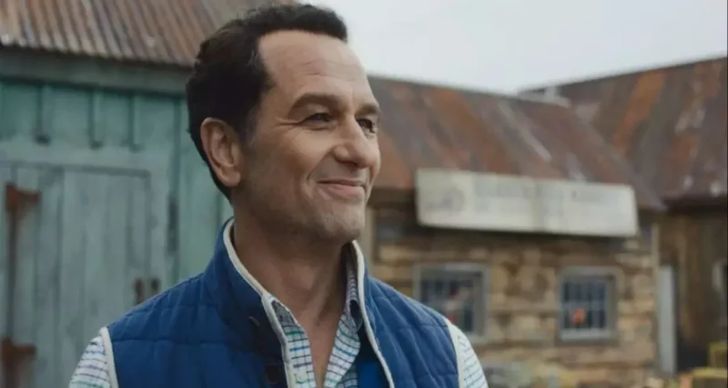 O ator Matthew Rhys em cena da série O Segredo de Widow's Bay, suspense atmosférico da Apple TV+ e destaque das estreias da semana.