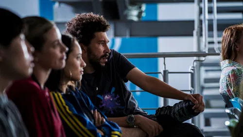 crítica Rede Tóxica 2025 elenco Joel Fry Daniela Melchior figurantes