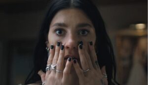 Leia mais sobre o artigo Crítica | Algo Horrível Vai Acontecer (2026) porque o “felizes para sempre” não precisa ser para sempre