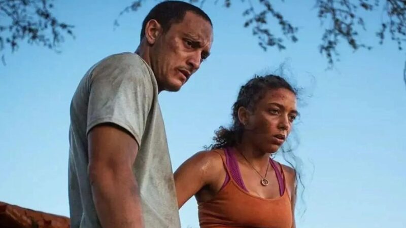 Protagonistas de Cangaço Novo 2 em cena dramática olhando para baixo