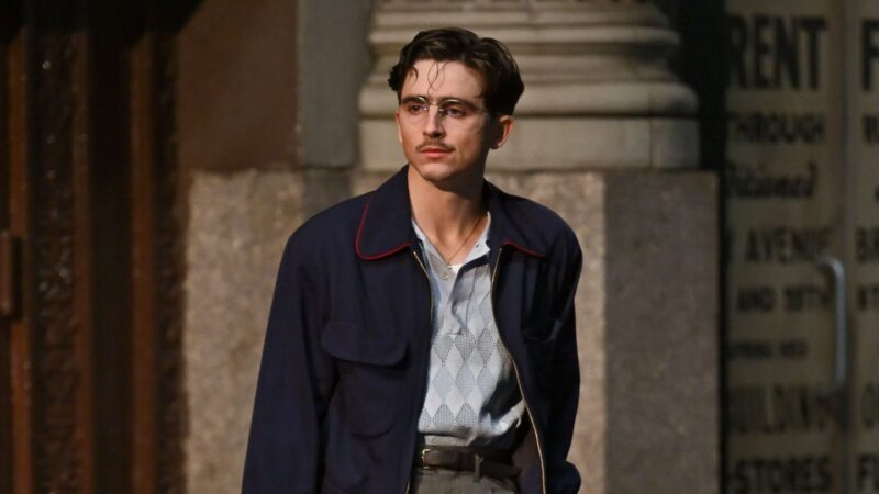 Timothée Chalamet em cena de competição de tênis de mesa no filme Marty Supreme