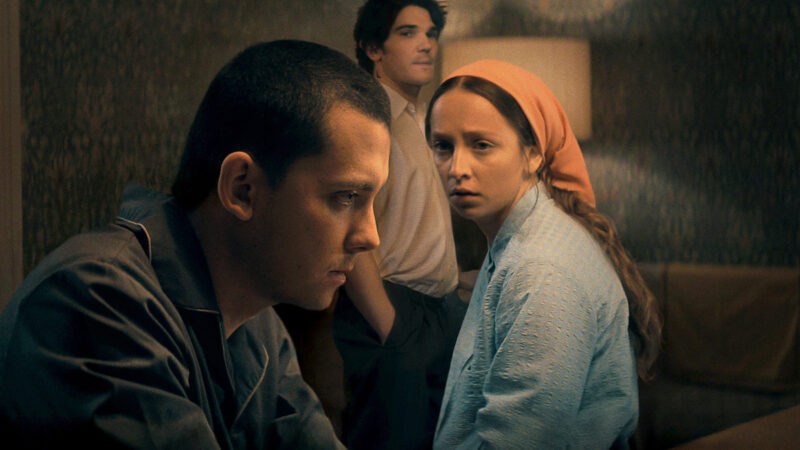Asa Butterfield e elenco em cena da minissérie de suspense Sem Salvação na Netflix