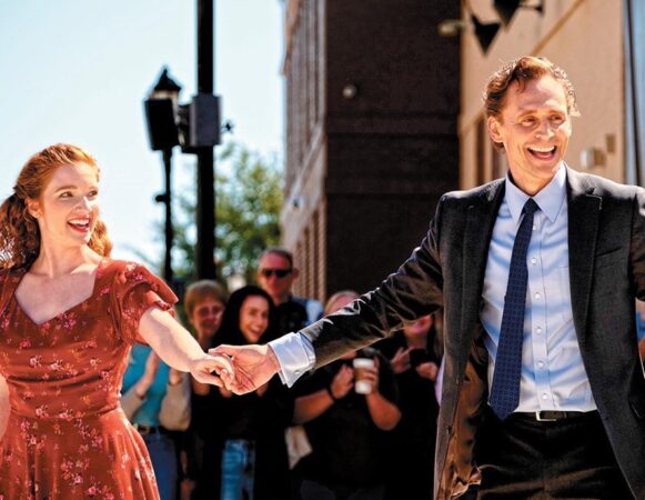 Cena de dança com Tom Hiddleston e Annalise Basso no filme A Vida de Chuck