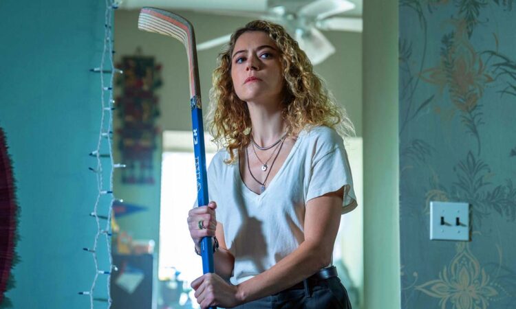 Tatiana Maslany em cena de suspense da série Prazer Máximo Garantido, um dos destaques entre as estreias nos streamings da semana.