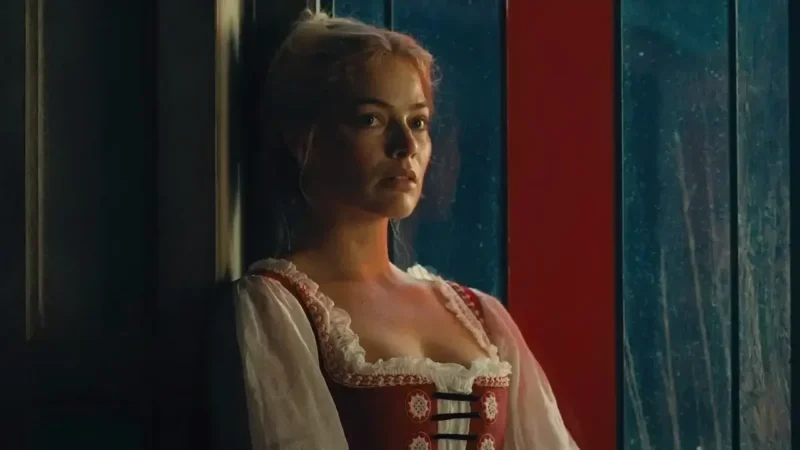 Margot Robbie como Catherine em O Morro dos Ventos Uivantes 2026 encostada em uma parede