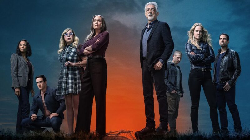 Elenco principal de Criminal Minds: Evolution reunido sob um céu de pôr do sol dramático para a 18ª temporada no Disney+