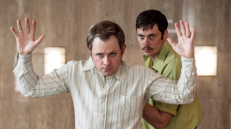 O que assistir nos streamings: os atores Dacre Montgomery e Bill Skarsgård em cena do filme Dead Man's Wire.