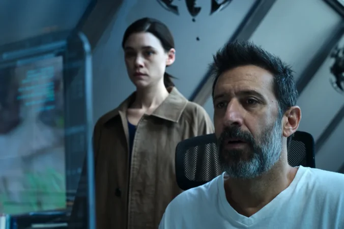 José María Yazpik e Àstrid Bergès-Frisbey em um laboratório escuro na série de ficção científica Futuro Deserto, um dos destaques entre as estreias nos streamings da semana.