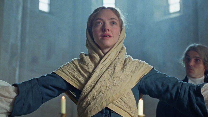 Amanda Seyfried com os braços abertos em cena do filme histórico O Testamento de Ann Lee, um dos destaques entre as estreias nos streamings da semana.
