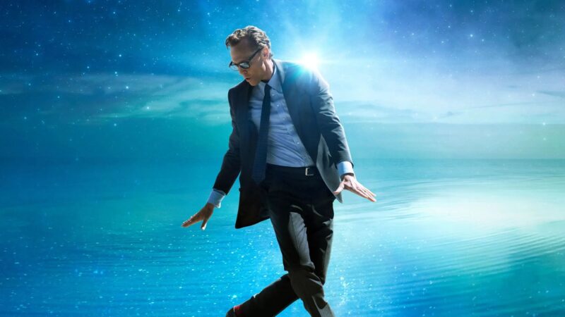 O ator Tom Hiddleston dançando sobre as águas em um cenário estelar no filme A Vida de Chuck, um dos grandes destaques de os melhores filmes e séries de abril no Prime Video.