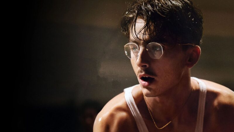 Timothée Chalamet com aparência suada e intensa em Marty Supreme, um dos destaques de os melhores filmes e séries de abril no Prime Video.