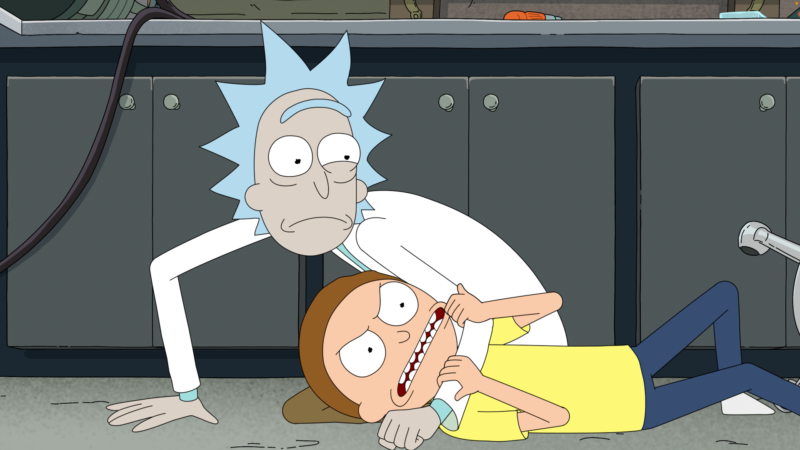 Cientista Rick Sanchez segurando o neto Morty Smith no chão em cena de Rick & Morty temporada 9