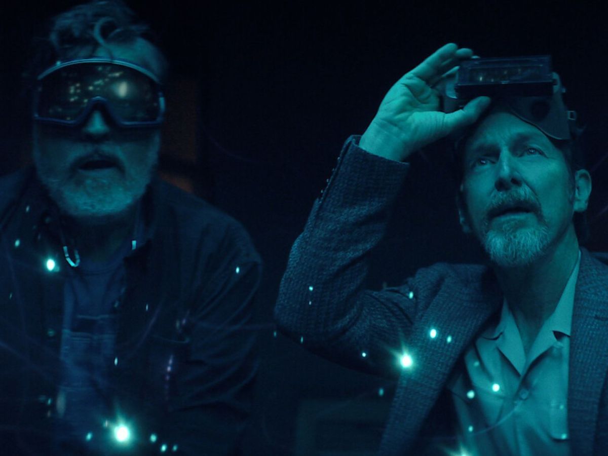 Alfred Molina e Denis O'Hare usando óculos especiais em cena de ficção científica da série The Boroughs, destaque entre as estreias nos streamings da semana.