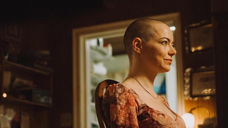 Emma Stone careca no filme Bugonia no Prime Video