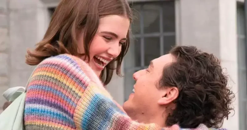 Lançamentos do streaming: cena de romance na série Amores Improváveis do Prime Video.