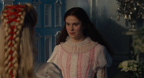 Alison Oliver como Isabella Linton usando vestido listrado rosa em O Morro dos Ventos Uivantes 2026