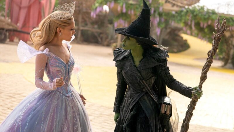 Ariana Grande como Glinda e Cynthia Erivo como Elphaba conversando face a face no musical Wicked: Parte 2, destaque das estreias nos streamings da semana.