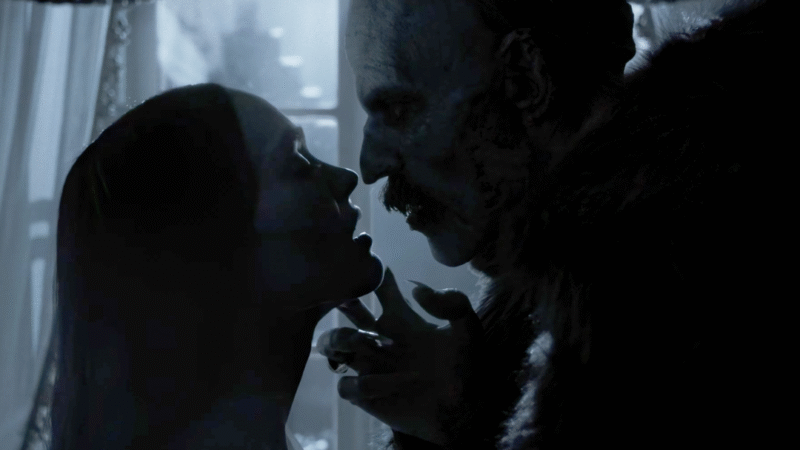 Lily-Rose Depp e Bill Skarsgård em cena escura de Nosferatu, marcando a essência dos romances góticos de horror.