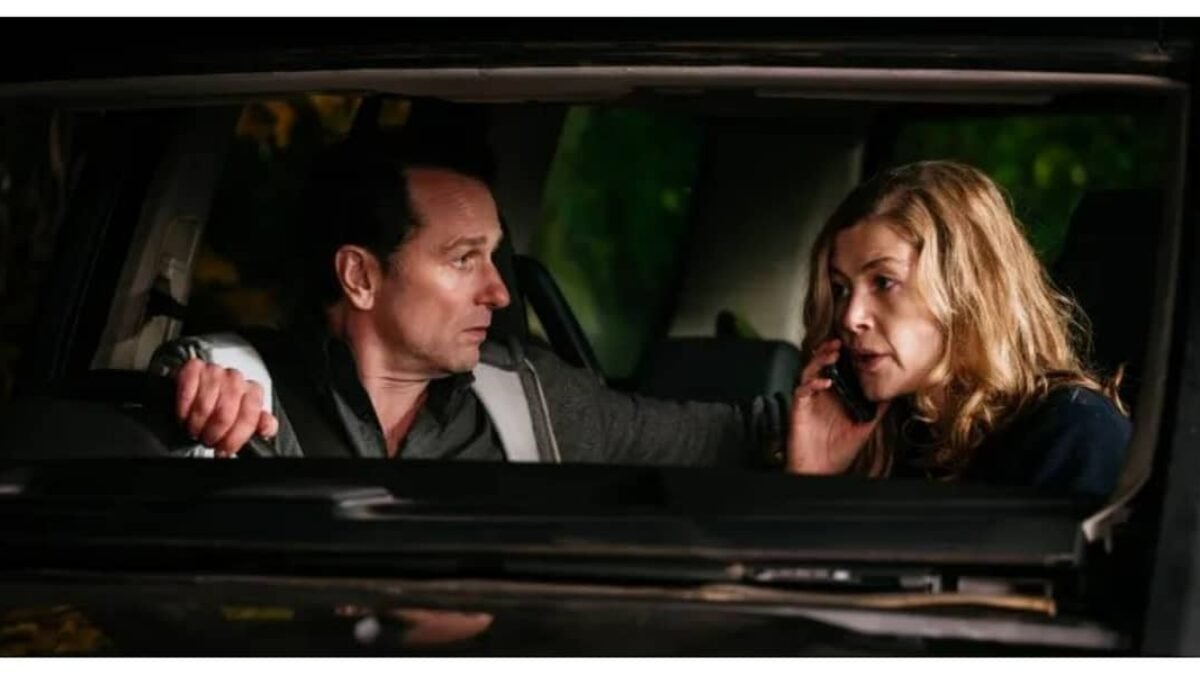 Hallow Road: Caminho Sem Volta estreia no Prime Video em 12 de junho  Filme estrelado por Rosamund Pike e Matthew Rhys acompanha um casal que precisa lidar com as consequências de um acidente em uma estrada isolada durante uma única noite.