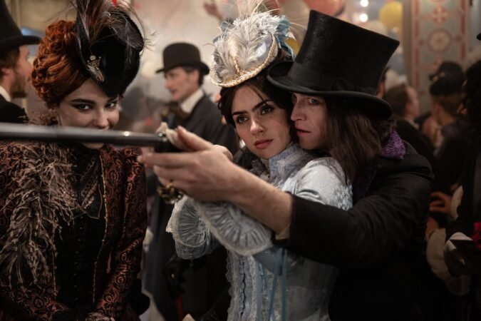 Lily Collins e Caleb Landry Jones com roupas vitorianas em cena de Dracula A Love Tale, um dos grandes romances góticos recentes.