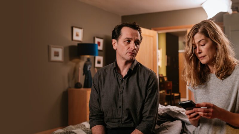 Matthew Rhys e Rosamund Pike em cena de suspense no quarto antes de Hallow Road estreia no Prime Video.