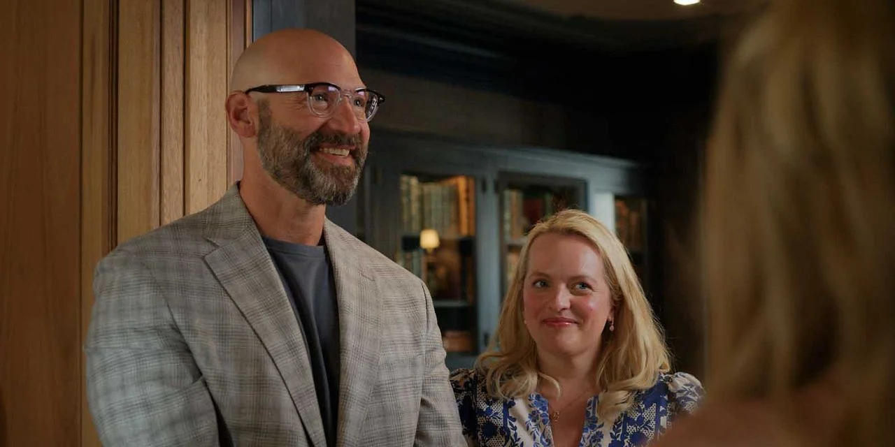 Corey Stoll e Elisabeth Moss sorriem em cena marcante da série Mulheres Imperfeitas.