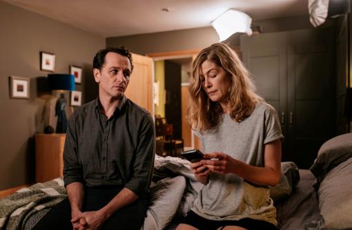 Cena do filme Hallow Road com Rosamund Pike ilustrando a lista de filmes e séries da semana