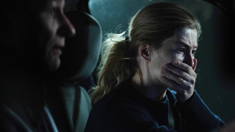Rosamund Pike e Matthew Rhys em cena tensa de Hallow Road: Caminho Sem Volta.