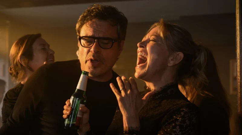 Cena da série Alice e Steve ilustrando a lista de filmes e séries da semana lançados nos streamings.