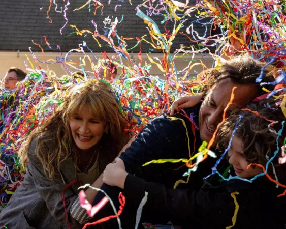 Laura Dern e Will Arnett em cena do filme Isso Ainda Está de Pé?, um dos melhores filmes e séries de maio.
