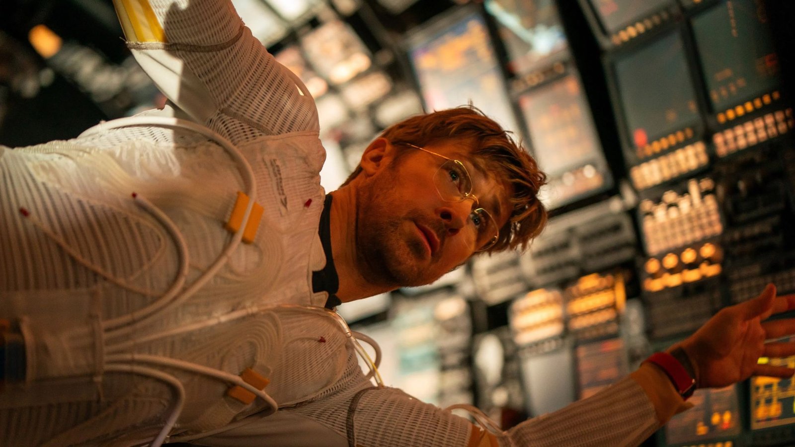Ryan Gosling como o astronauta Ryland Grace na cabine de comando em Devoradores de Estrelas, destaque absoluto entre as estreias para ver no streaming.