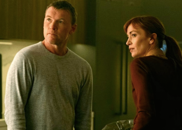 O ator Sam Worthington e a atriz Britt Lower em cena de suspense da série Eu Vou Te Encontrar, uma das principais estreias para ver no streaming.