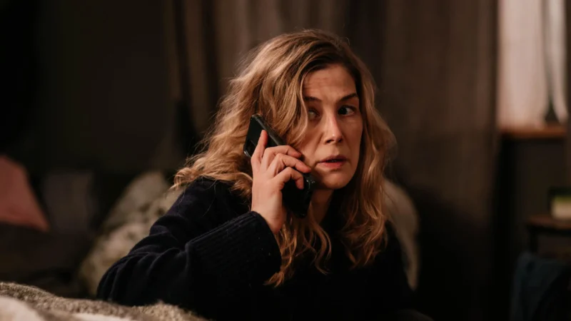 Rosamund Pike ao telefone em close dramático do filme Hallow Road estreia no Prime Video.