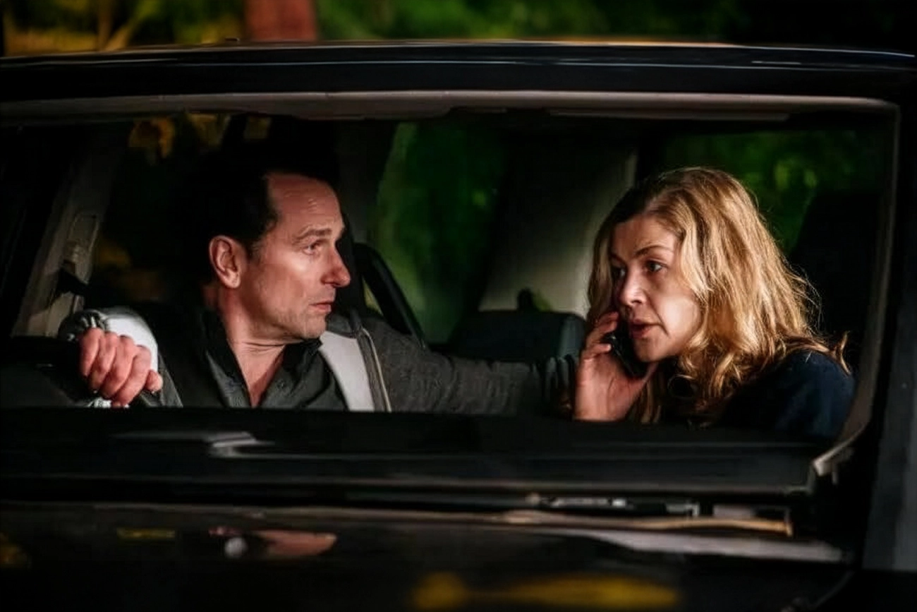 Rosamund Pike e Matthew Rhys no carro desesperados em Hallow Road: Caminho Sem Volta.