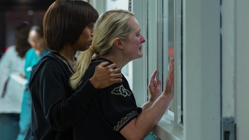 Elisabeth Moss e Kerry Washington choram em cena dramática da série Mulheres Imperfeitas.