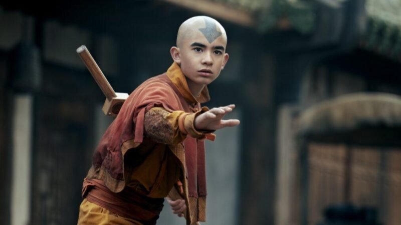O personagem Aang em pose de ação na série Avatar, uma das grandes estreias de junho nos streamings.