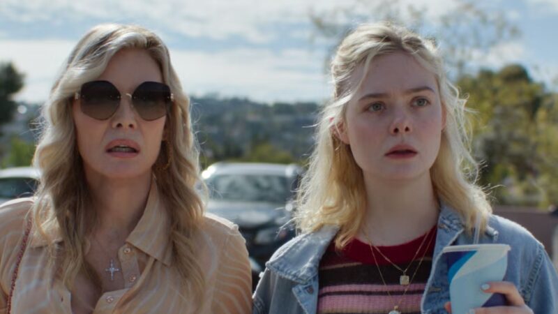 Elle Fanning e Michelle Pfeiffer em cena de Margô Está em Apuros, um dos melhores filmes e séries de maio.