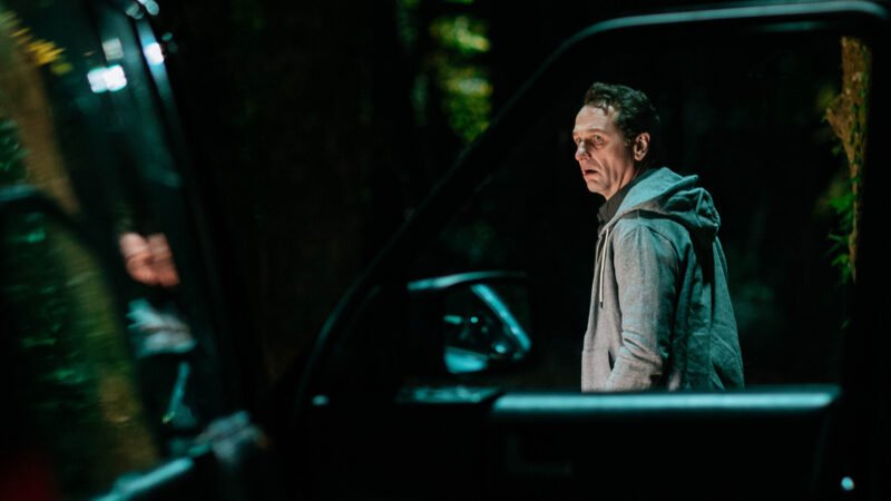 Matthew Rhys assustado do lado de fora do carro à noite em Hallow Road: Caminho Sem Volta.